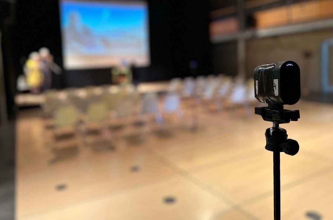 Discreet wireless camera capturing a ceremony in a hall
