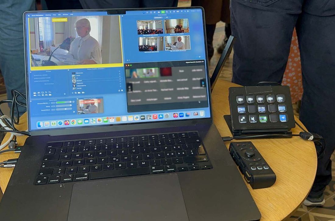 Régie de diffusion multi-caméras via Zoom sur un ordinateur portable lors d'une cérémonie